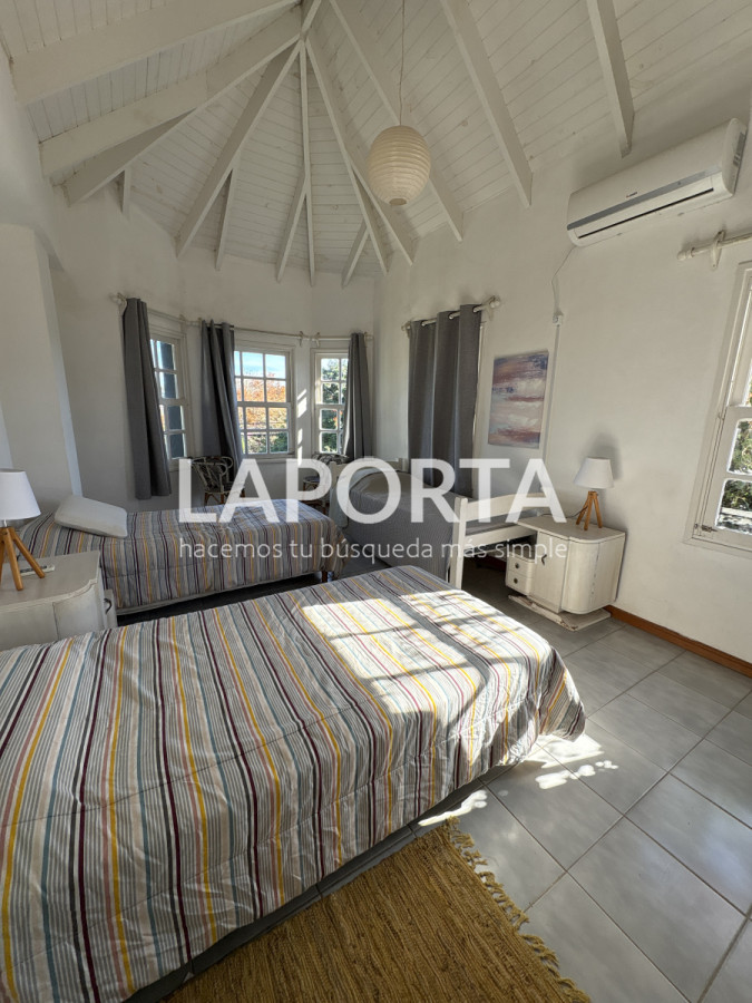 Casa ID.934/Se-vende-Casa-de-5-dormitorios-en-el-corazon-de-la-Barra-de-punta-del-Este - Se vende Casa de 5 dormitorios en el corazon de la Barra de punta del Este