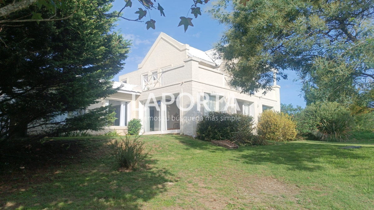 Casa ID.1664/Casa-en-Venta-en-la-Barra-cinco-dormitorios-mas-servicio-con-piscina - Casa en Venta en la Barra cinco dormitorios mas servicio con piscina