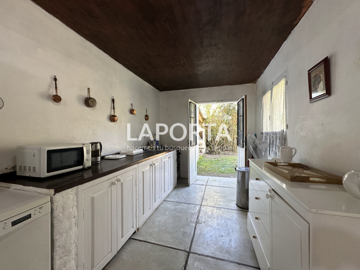 Casa ID.1664/Casa-en-Venta-en-la-Barra-cinco-dormitorios-mas-servicio-con-piscina - Casa en Venta en la Barra cinco dormitorios mas servicio con piscina