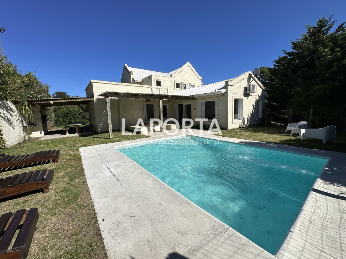 Casa ID.1664/Casa-en-Venta-en-la-Barra-cinco-dormitorios-mas-servicio-con-piscina - Casa en Venta en la Barra cinco dormitorios mas servicio con piscina