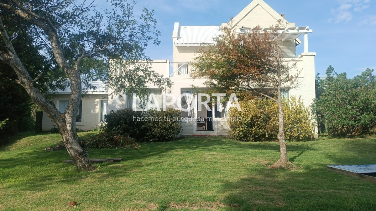 Casa ID.1664/Casa-en-Venta-en-la-Barra-cinco-dormitorios-mas-servicio-con-piscina - Casa en Venta en la Barra cinco dormitorios mas servicio con piscina