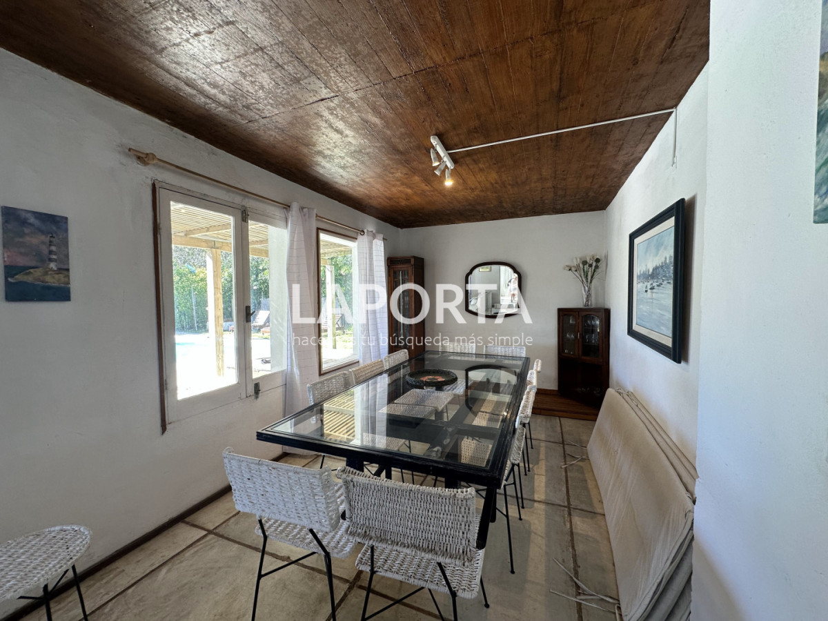 Casa ID.1664/Casa-en-Venta-en-la-Barra-cinco-dormitorios-mas-servicio-con-piscina - Casa en Venta en la Barra cinco dormitorios mas servicio con piscina