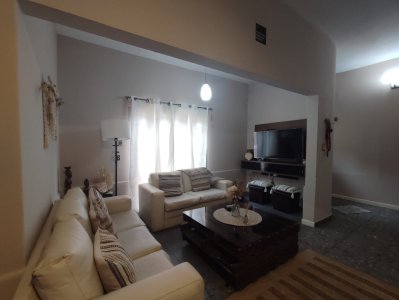 Venta casa ph 3 dormitorios, azotea con parrillero en Brazo Oriental