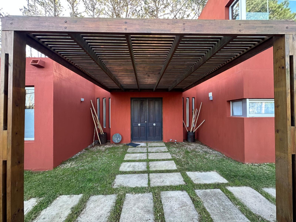 Venta de casa con 3 dormitorios en suite en Montoya, La Barra, Punta del Este