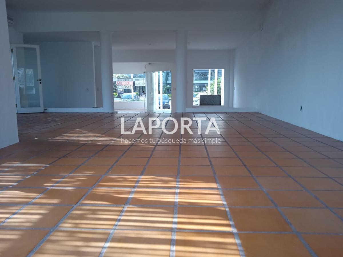 Local Comercial ID.72/Local-en-Alquiler-en-Zona-de-La-Barra,-Punta-del-Este - Local en Alquiler en Zona de La Barra, Punta del Este