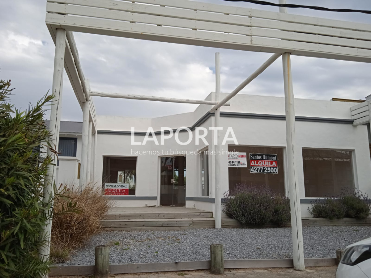 Local Comercial ID.72/Local-en-Alquiler-en-Zona-de-La-Barra,-Punta-del-Este - Local en Alquiler en Zona de La Barra, Punta del Este