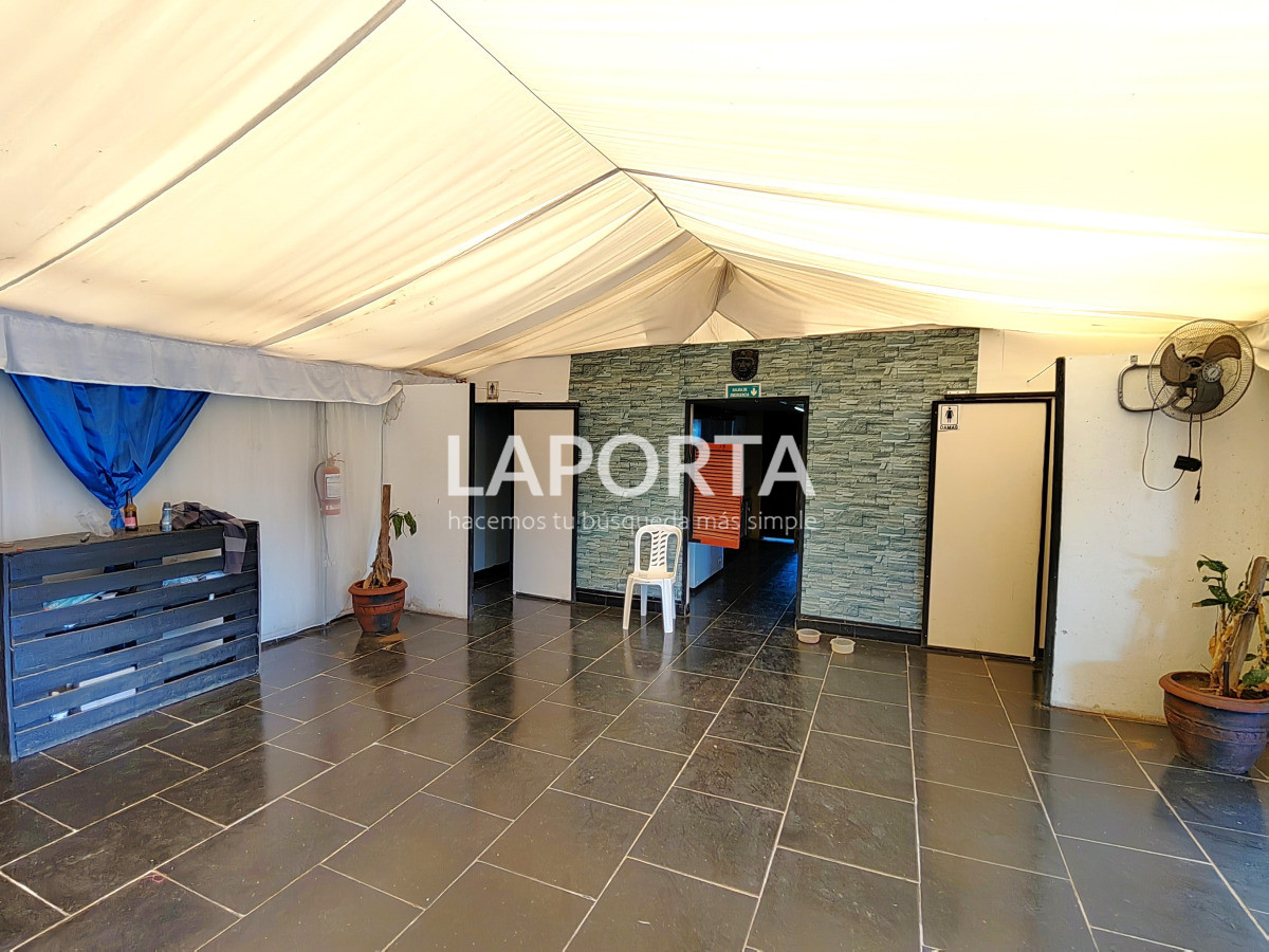 Local Comercial ID.1323/Salón-de-fiestas-y-eventos-con-amplio-terreno-en-Salto - Salón de fiestas y eventos con amplio terreno en Salto