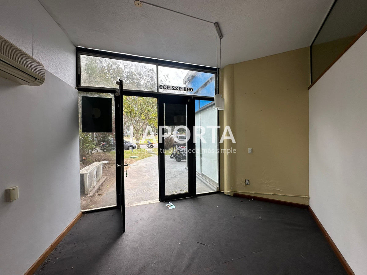 Local Comercial ID.1055/Venta-o-alquiler-de-local-comercial-en-Roosevelt-en-Punta-del-Este - Venta o alquiler de local comercial en Roosevelt en Punta del Este