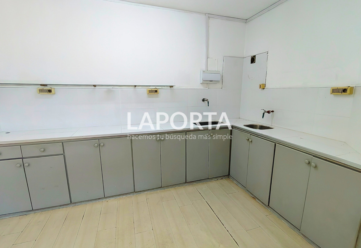 Local Comercial ID.1525 - Local en alquiler en esquina, con visibilidad en el centro de Salto.