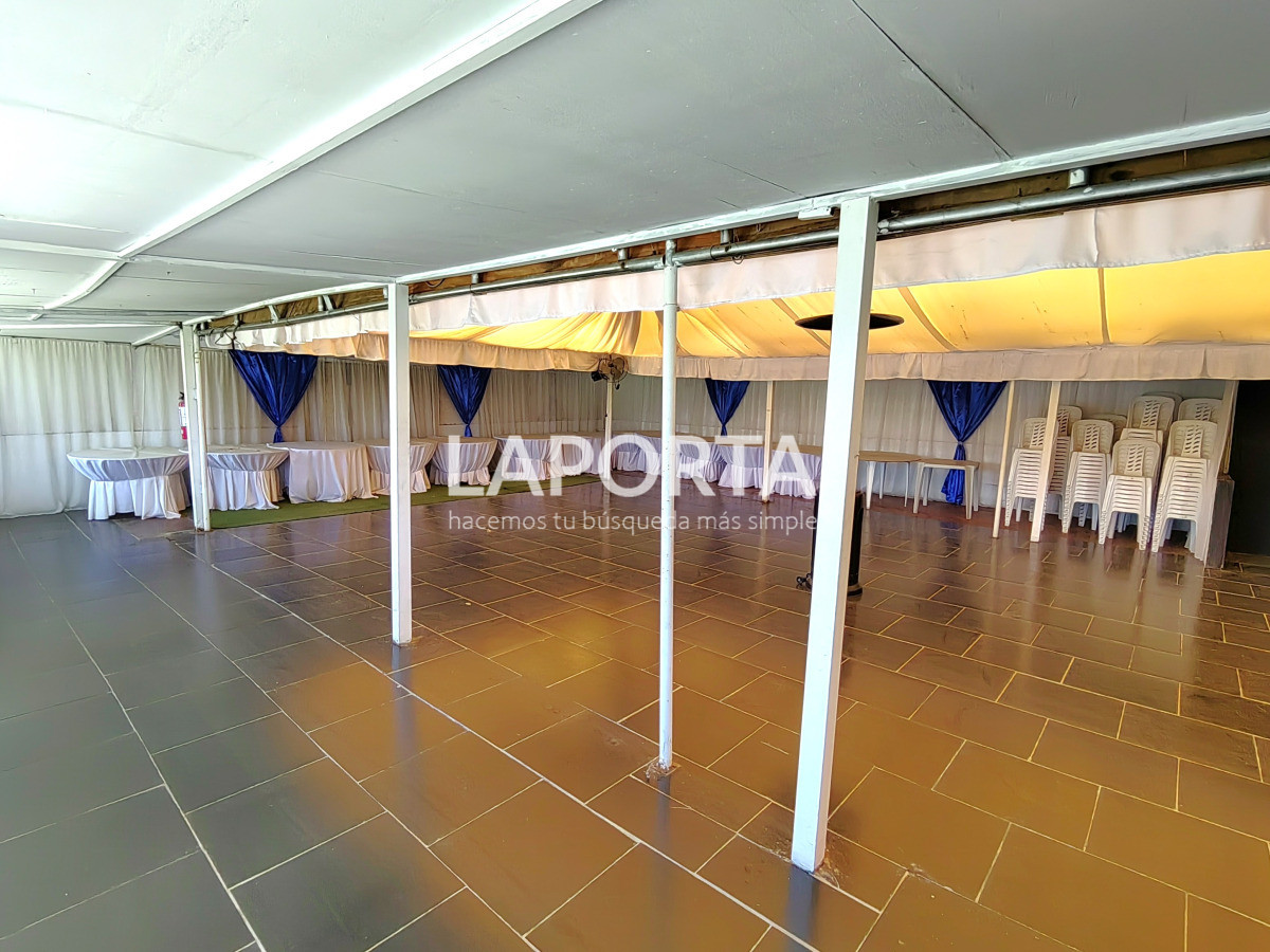 Local Comercial ID.1323/Salón-de-fiestas-y-eventos-con-amplio-terreno-en-Salto - Salón de fiestas y eventos con amplio terreno en Salto
