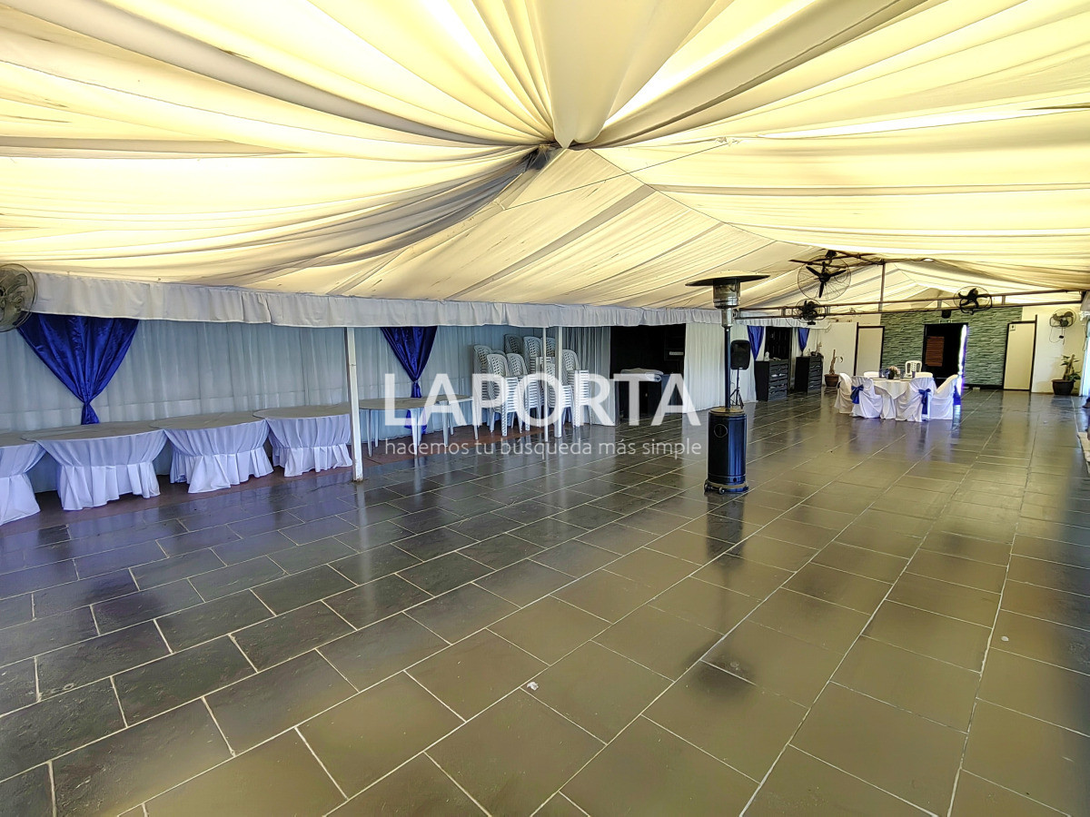 Local Comercial ID.1323/Salón-de-fiestas-y-eventos-con-amplio-terreno-en-Salto - Salón de fiestas y eventos con amplio terreno en Salto