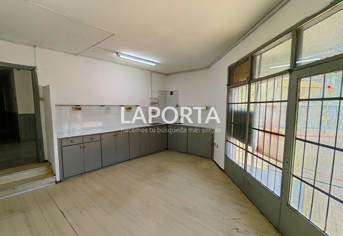 Local Comercial ID.1525 - Local en alquiler en esquina, con visibilidad en el centro de Salto.
