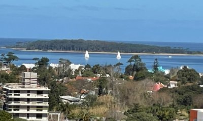 venta de apartamento duplex penthouse en zona Las Delicias de tres dormitorios