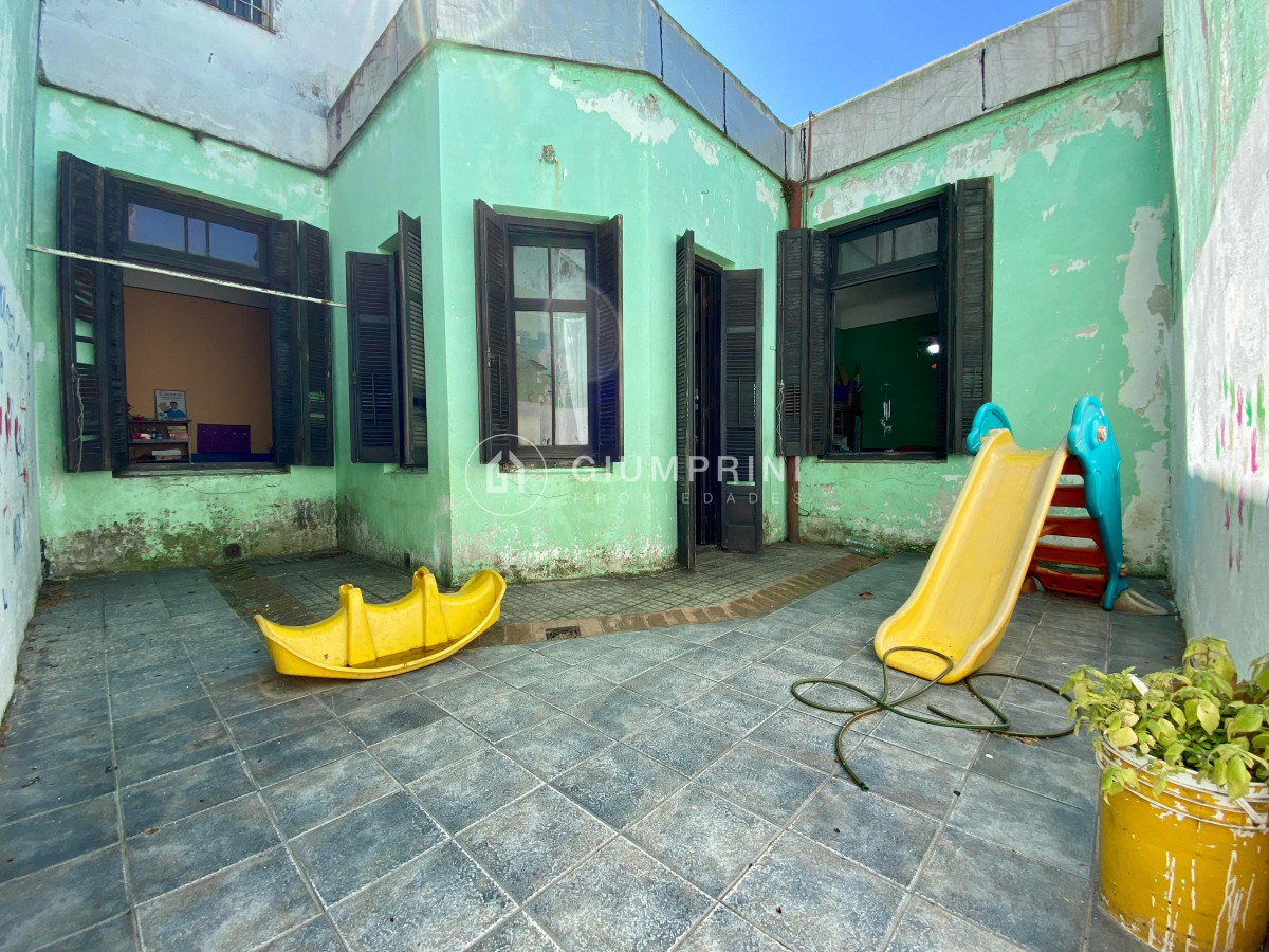 Casa ID.780 - Venta muy amplia casa 9 dormitorios - 2 patios - Azotea - Cordón