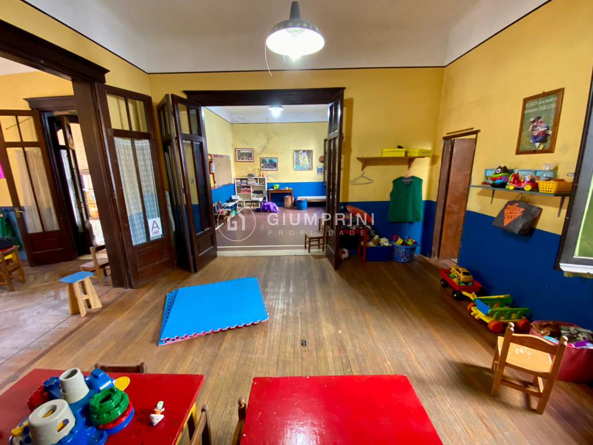 Casa ID.780 - Venta muy amplia casa 9 dormitorios - 2 patios - Azotea - Cordón