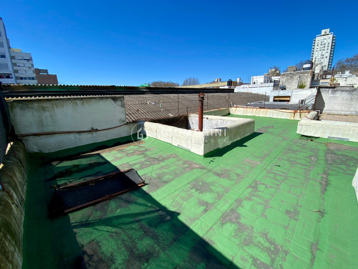 Casa ID.781 - Venta muy amplia casa 9 dormitorios - 2 patios - Azotea - Centro