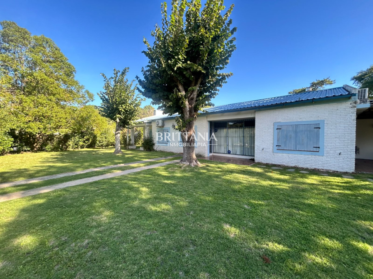 Casa ID.9 - Casa en Barrio Marly 3 Dormitorios 3 Baños y Dependencia