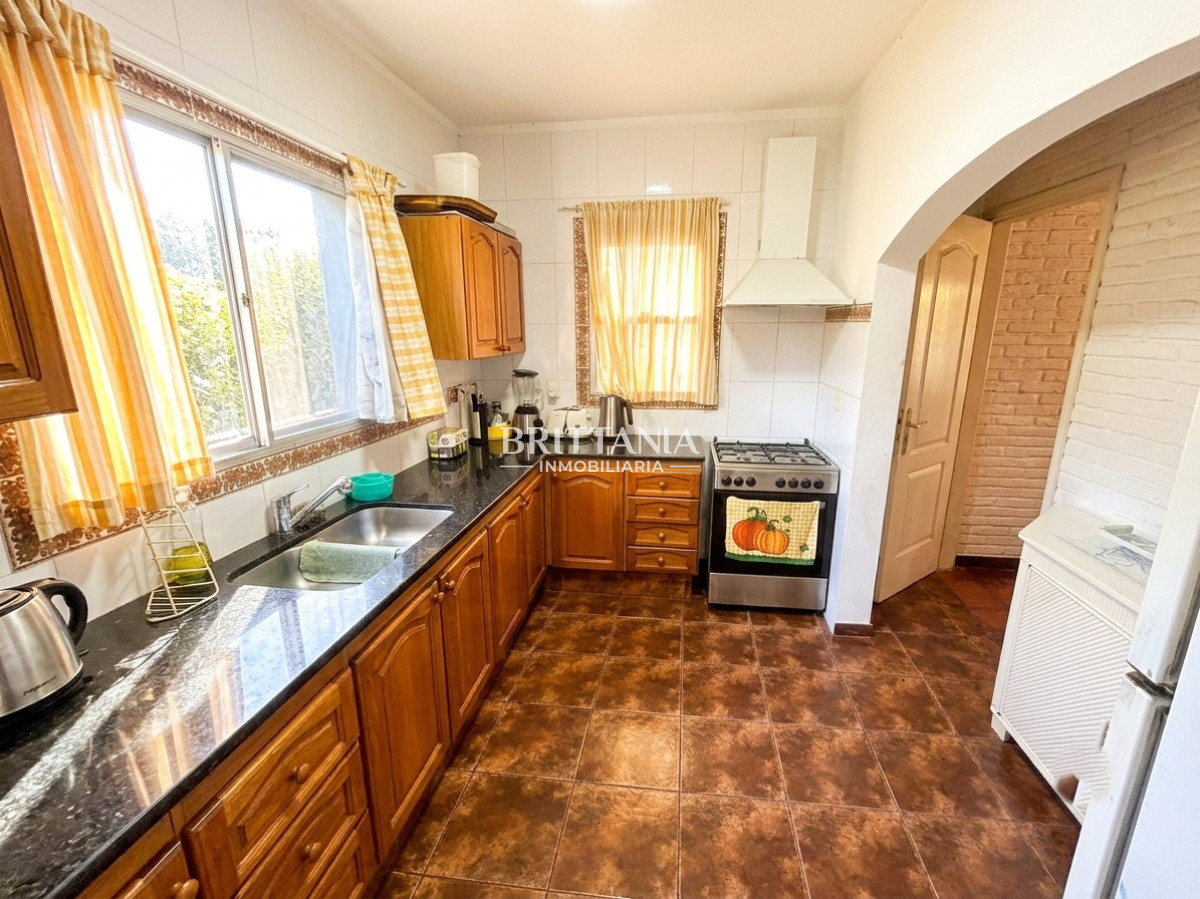 Casa ID.9 - Casa en Barrio Marly 3 Dormitorios 3 Baños y Dependencia