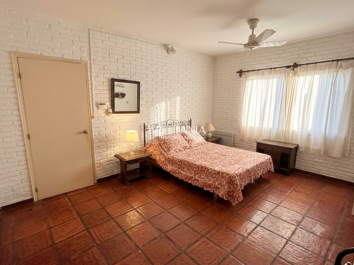 Casa ID.9 - Casa en Barrio Marly 3 Dormitorios 3 Baños y Dependencia
