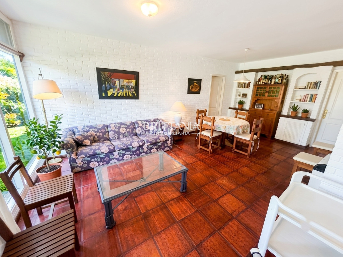 Casa ID.9 - Casa en Barrio Marly 3 Dormitorios 3 Baños y Dependencia
