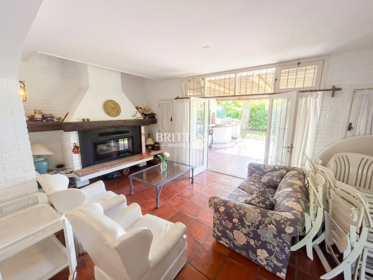 Casa ID.9 - Casa en Barrio Marly 3 Dormitorios 3 Baños y Dependencia