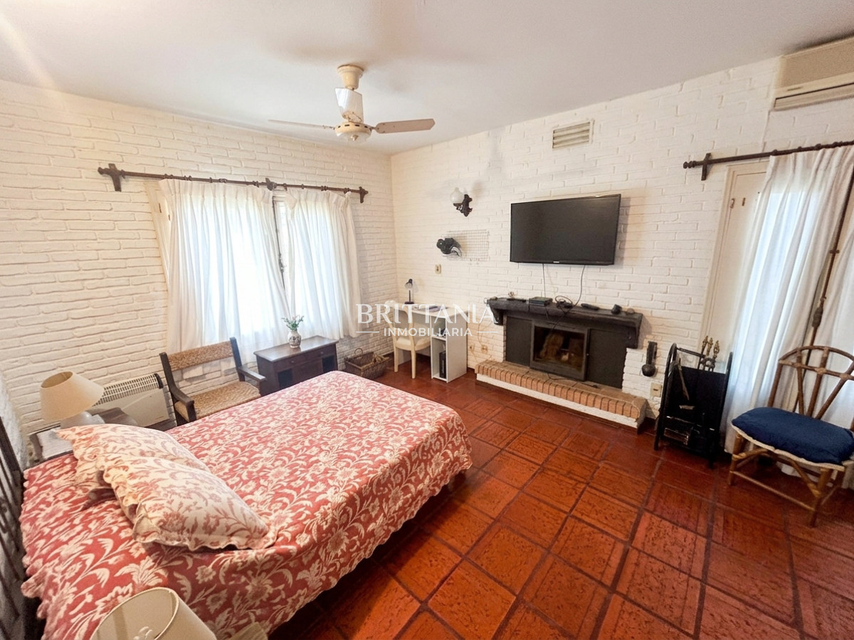 Casa ID.9 - Casa en Barrio Marly 3 Dormitorios 3 Baños y Dependencia