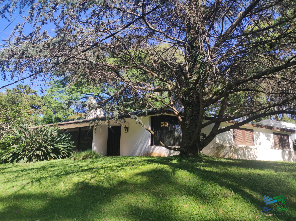 Casa ID.5269 - Casa en venta de 4 dormitorios en Av. del Mar, barrio Lugano, Punta del Este