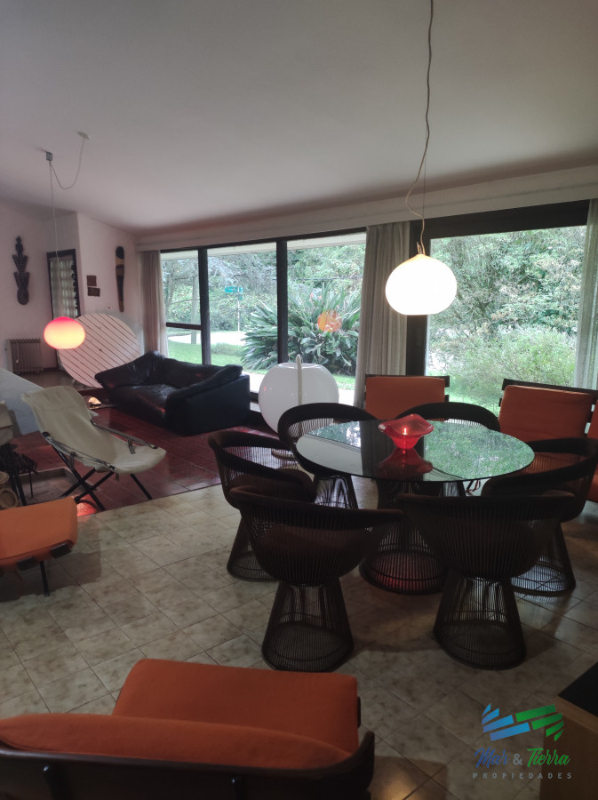 Casa ID.5269 - Casa en venta de 4 dormitorios en Av. del Mar, barrio Lugano, Punta del Este