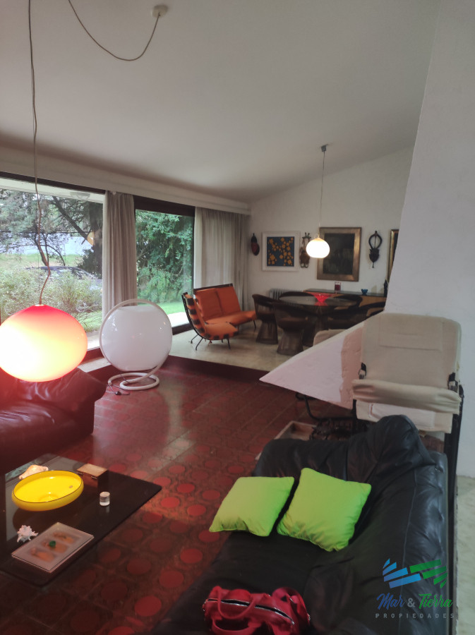 Casa ID.5269 - Casa en venta de 4 dormitorios en Av. del Mar, barrio Lugano, Punta del Este