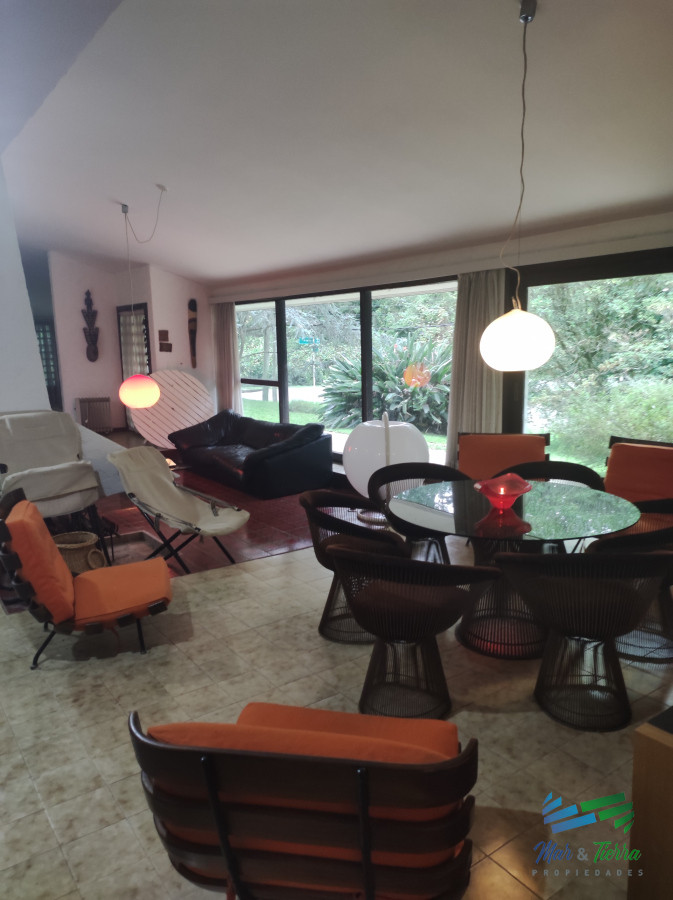 Casa ID.5269 - Casa en venta de 4 dormitorios en Av. del Mar, barrio Lugano, Punta del Este