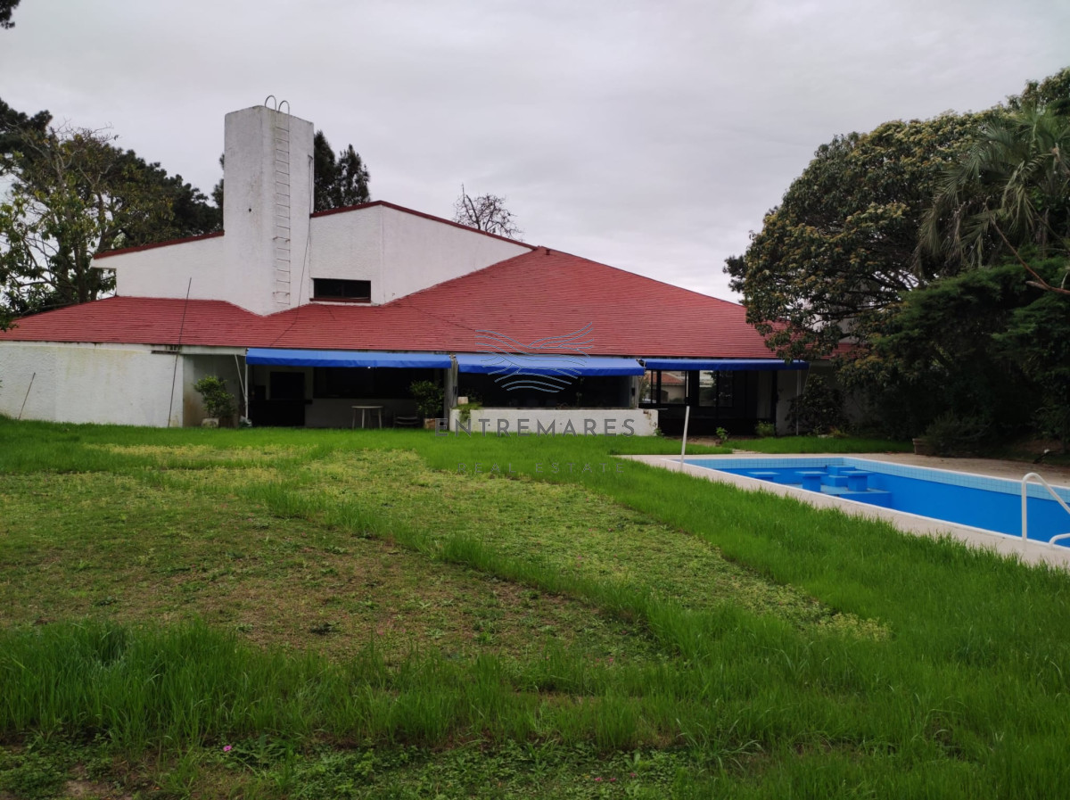 Casa ID.14 - Casa en alquiler anual sobre Av. Cordoba, Punta del Este