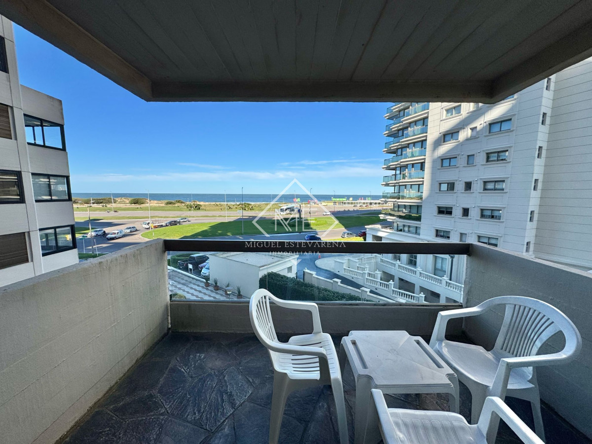 Apartamento ID.805 - Venta de 2 dormitorios y terraza frente al mar