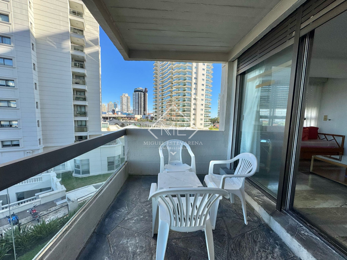 Apartamento ID.805 - Venta de 2 dormitorios y terraza frente al mar