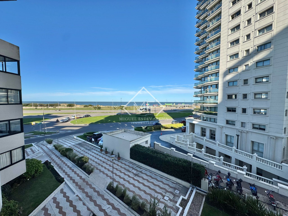 Apartamento ID.805 - Venta de 2 dormitorios y terraza frente al mar