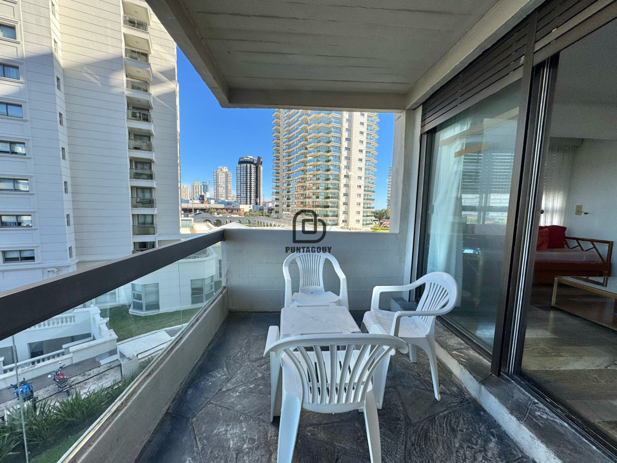 Apartamento ID.1759 - Venta de 2 dormitorios y terraza frente al mar
