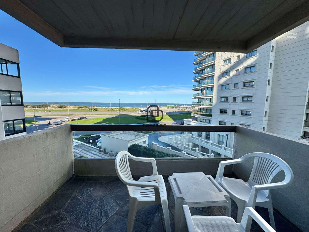 Apartamento ID.1759 - Venta de 2 dormitorios y terraza frente al mar