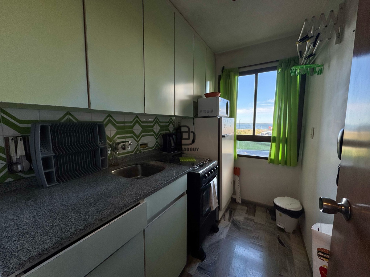 Apartamento ID.1759 - Venta de 2 dormitorios y terraza frente al mar