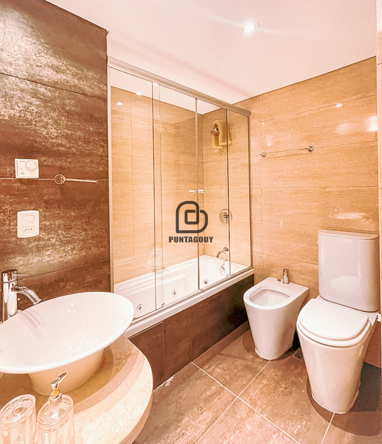 Apartamento ID.1482 - venta en playa Mansa  2 dormitorios,  2 baños y parrillero propio 