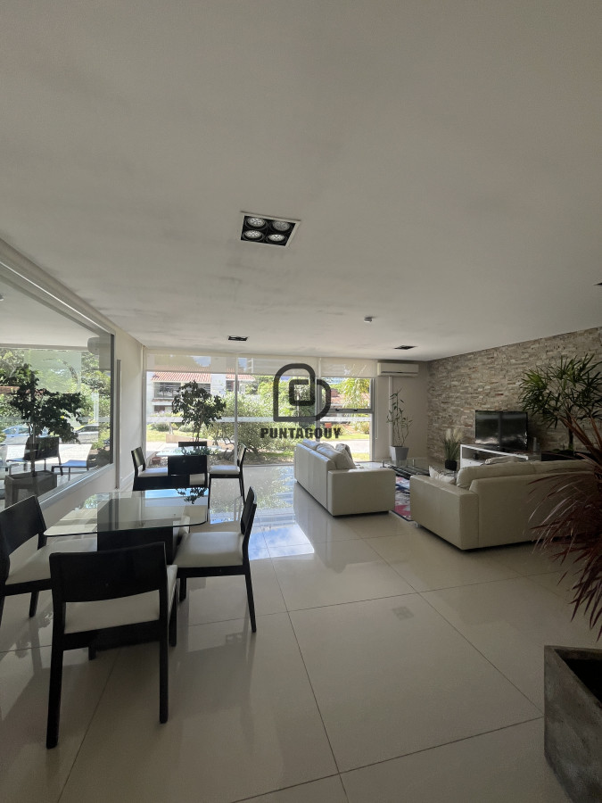 Apartamento ID.1515 - Apartamento en edificio Moon - inversión versátil con potencial de renta en Punta del Este