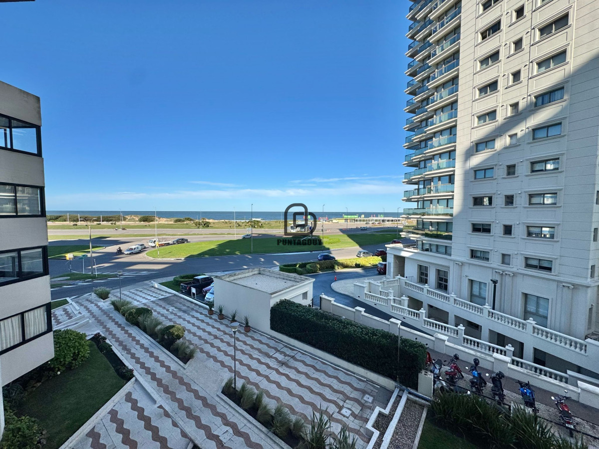 Apartamento ID.1759 - Venta de 2 dormitorios y terraza frente al mar