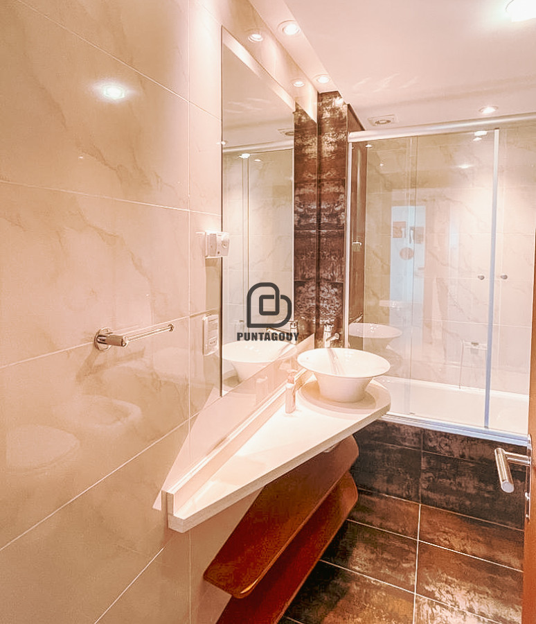 Apartamento ID.1482 - venta en playa Mansa  2 dormitorios,  2 baños y parrillero propio 