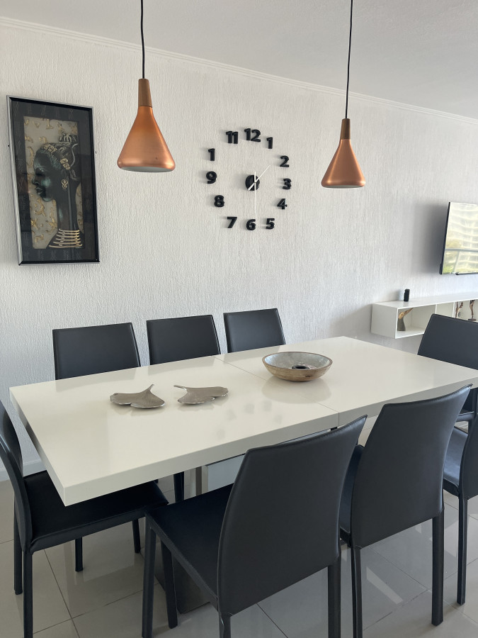 Apartamento en edificio Moon - inversión versátil con potencial de renta en Punta del Este