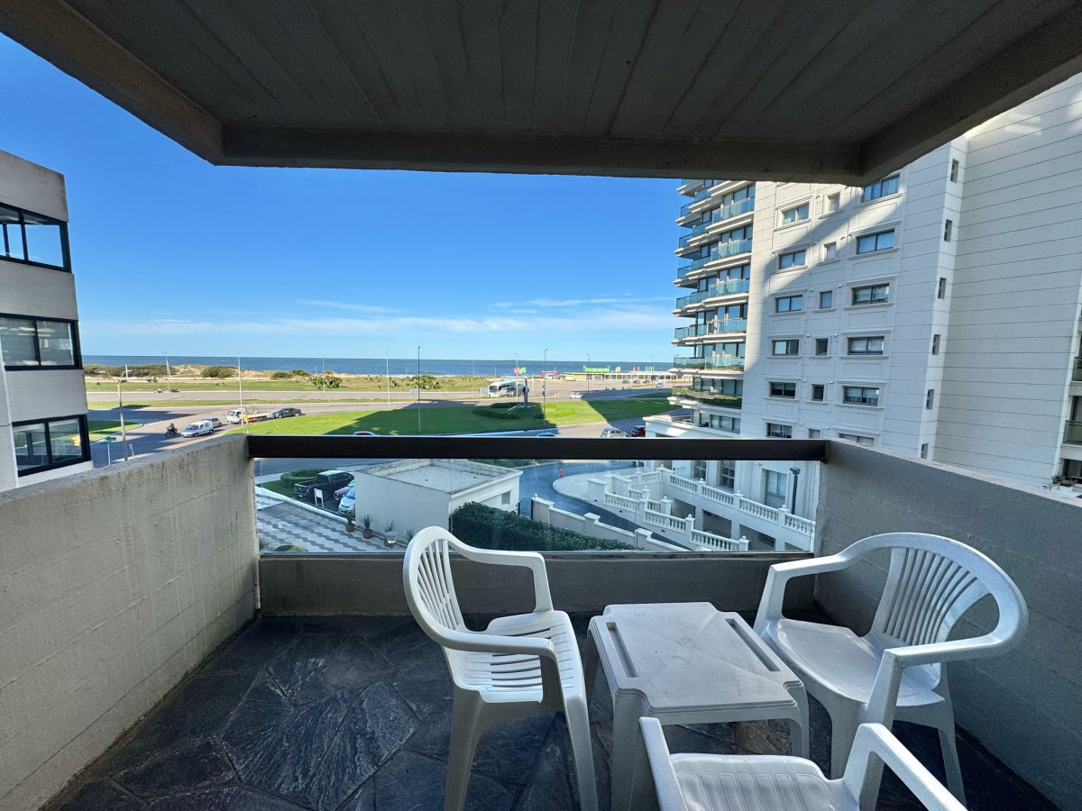 Venta de 2 dormitorios y terraza frente al mar