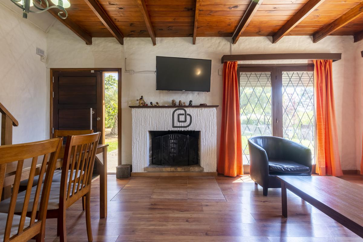 Casa ID.1522 - Casa en Pinares con piscina en venta en zona Pinares