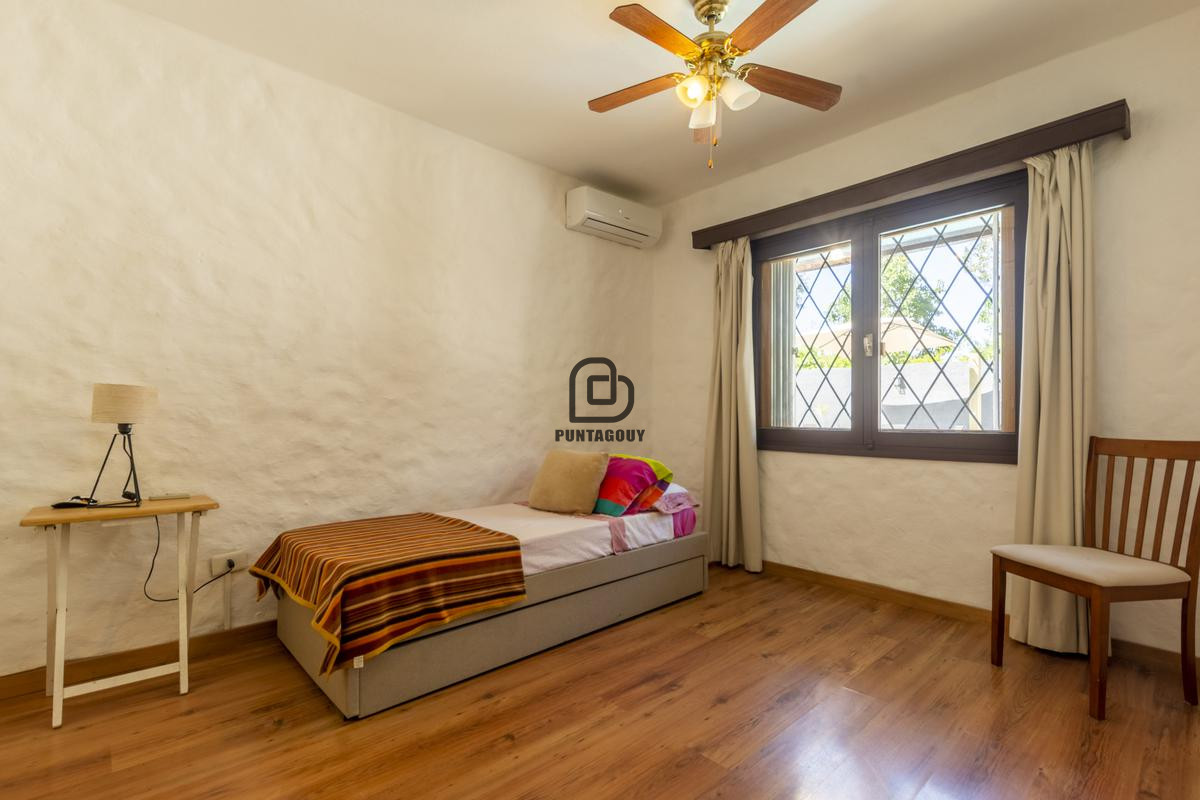Casa ID.1522 - Casa en Pinares con piscina en venta en zona Pinares