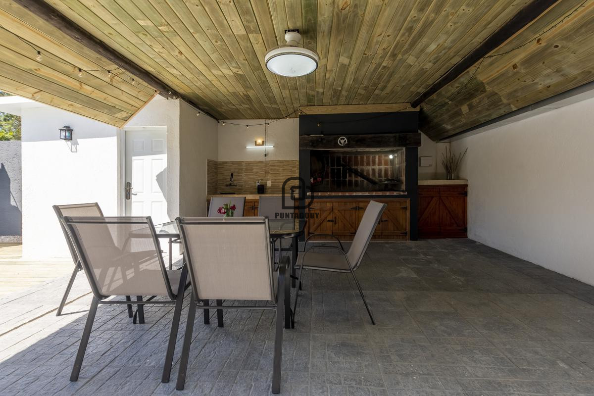 Casa ID.1522 - Casa en Pinares con piscina en venta en zona Pinares