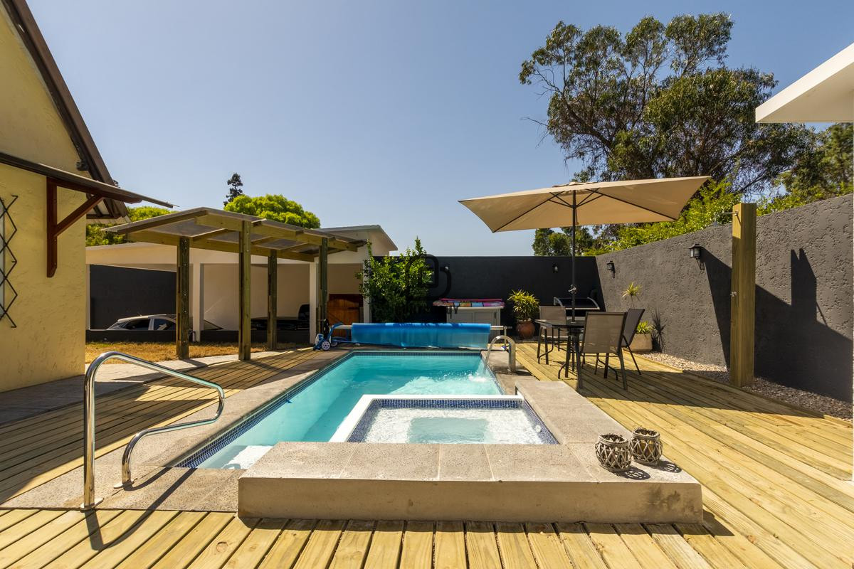 Casa ID.1522 - Casa en Pinares con piscina en venta en zona Pinares