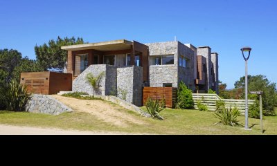 Venta y Alquiler Temporario de Espectacular casa en Village del Faro
