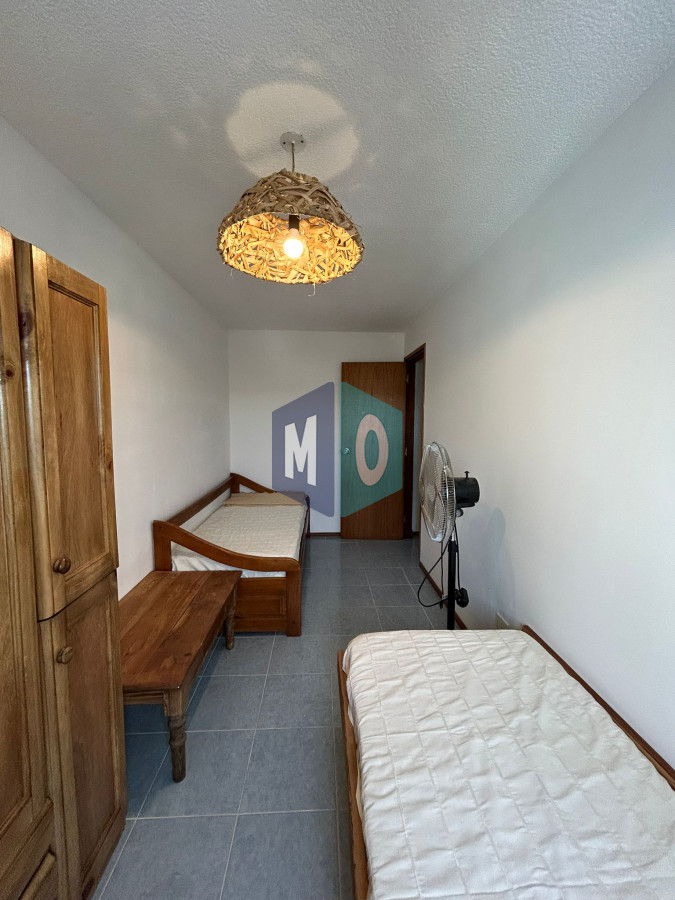 Apartamento ID.1100 - Apartamento de 2 dormitorios Amoblado en Alquiler Anual, zona céntrica de San Carlos