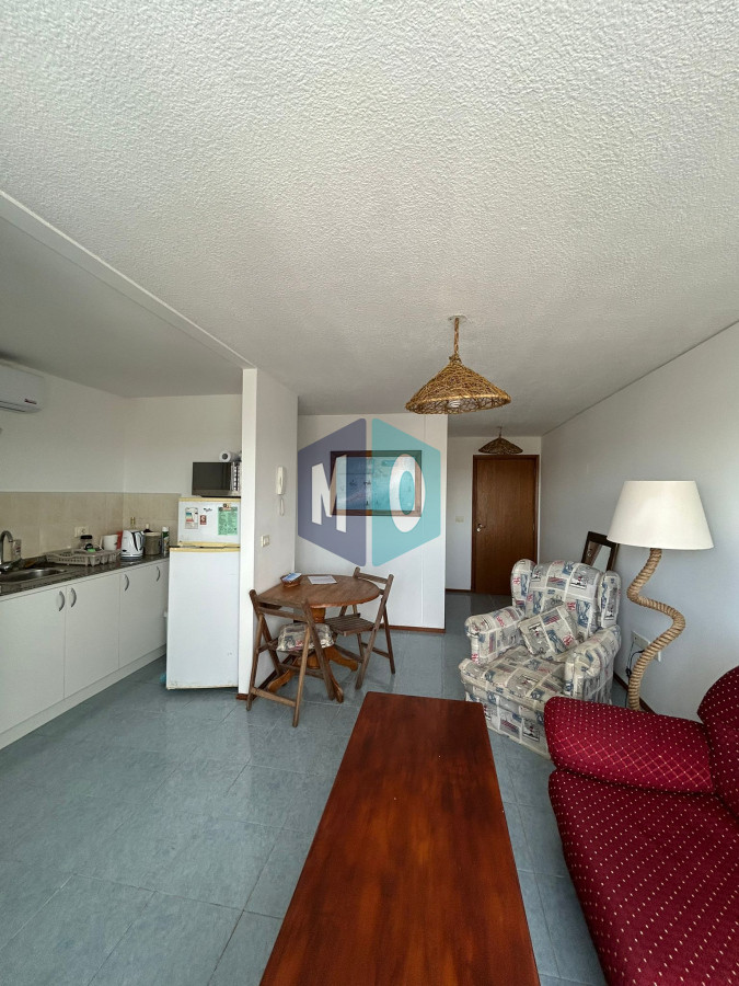 Apartamento ID.1100 - Apartamento de 2 dormitorios Amoblado en Alquiler Anual, zona céntrica de San Carlos